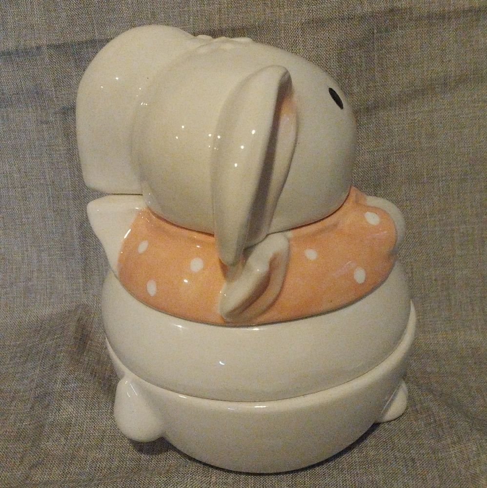10 Strawberry Street Ceramic Daisy Rabbit Stackable Measuring Cups - Picture 3 of 14